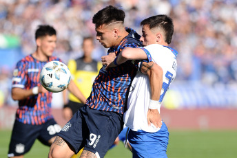 Buenos Aires, Argentina.- In the photos taken on November 5, 2023, during the match between Vélez Sarsfield and Talleres de Córdoba in a match valid for date 12 of Zone A at the José Amalfitani stadium. Vélez Sarsfield and Talleres de Córdoba tied 1-1. Rodrigo Garro and Claudio Aquino, both in the first half, scored the goals. The VAR, led by Mauro Vigilano, annulled a goal that Lautaro Ovando scored for the visit.