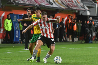 La Plata, Argentina.- In the photos taken on November 5, 2023, Estudiantes de La Plata faced Defensa y Justicia in the continuity of date 12 of Zone B in the Professional League Cup at the Jorge Luis Hirschi Stadium . Estudiantes de La Plata defeated Defensa y Justicia 2-1 Thanks to the goals of Franco Zapiola and Fernando Zuqui (Tomás Cardona scored a penalty), the La Plata team added three points for the fight to enter the Libertadores.