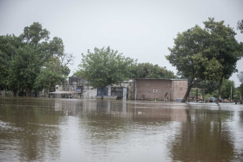 Chaco, Argentina.- En las fotos tomadas el 10 de noviembre del 2023, la crecida en el Río Paraná, afecta las zonas ribereñas de la provincia. Las crecidas en los ríos y las inundaciones de los últimos días son un producto del fenómeno natural El Niño. “Lo principal en cuanto a las inundaciones tienen que ver con el exceso de lluvias, que está claramente asociado a El Niño en el noreste argentino y sur de Brasil,” afirmó Alpio Costa, meteorólogo e investigador en el Instituto Antártico Argentino.