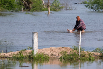 Corrientes, Argentina.- En las fotos tomadas el 8 de noviembre del 2023, Corrientes registra más de mil evacuados y gran cantidad de familias autoevacuadas en localidades ribereñas por la creciente de los ríos Paraná y Uruguay, informó la Dirección de Defensa de Defensa Civil de la provincia, aunque adelantaron que se espera el comienzo de la bajante, que comenzaría en 48 o 72 horas. El jefe de Operaciones de Defensa Civil, Orlando Bertoni, confirmó que los afectados superarían las 1200 personas entre evacuados y autoevacuados.