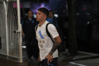 Río de Janeiro, Brasil.- En las fotos tomadas el 20 de noviembre del 2023, el equipo argentino fue recibido en Río de Janeiro por los hinchas y se prepara para el clásico por las Eliminatorias, en el Maracaná. El equipo campeón del mundo, se enfrentará a Brasil por la quinta fecha de las Eliminatorias para el Mundial 2026 que se llevará a cabo en Canadá, Estados Unidos y México.