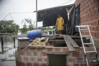 Chaco, Argentina.- En las fotos tomadas el 10 de noviembre del 2023, la crecida en el Río Paraná, afecta las zonas ribereñas de la provincia. Las crecidas en los ríos y las inundaciones de los últimos días son un producto del fenómeno natural El Niño. “Lo principal en cuanto a las inundaciones tienen que ver con el exceso de lluvias, que está claramente asociado a El Niño en el noreste argentino y sur de Brasil,” afirmó Alpio Costa, meteorólogo e investigador en el Instituto Antártico Argentino.