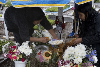 Buenos Aires, Argentina.- In the photos taken on November 2, 2023, families celebrated the Day of the Dead in the rain at the Flores cemetery in Buenos Aires, Argentina. Between calacas, altars and tours, Argentines participated in the celebration of the Day of the Dead with an offer of murals, videos and altars consecrated to the memory of their family and friends.