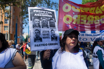 Rio Negro, Argentina.- En las fotos tomadas el 29 de noviembre del 2023, las personas esperan por el veredicto del Tribunal Oral Federal (TOF) de General Roca, en el juicio por el asesinato del joven mapuche Rafael Nahuel cometido el 25 de noviembre de 2017, durante un operativo del Grupo Albatros en un predio en disputa entre la comunidad mapuche Lafken Winkul Mapu y la Dirección de Parques Nacionales en Villa Mascardi, Bariloche.