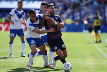 Buenos Aires, Argentina.- In the photos taken on November 5, 2023, during the match between Vélez Sarsfield and Talleres de Córdoba in a match valid for date 12 of Zone A at the José Amalfitani stadium. Vélez Sarsfield and Talleres de Córdoba tied 1-1. Rodrigo Garro and Claudio Aquino, both in the first half, scored the goals. The VAR, led by Mauro Vigilano, annulled a goal that Lautaro Ovando scored for the visit.