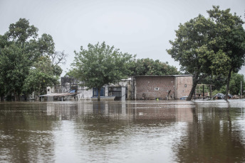 Chaco, Argentina.- En las fotos tomadas el 10 de noviembre del 2023, la crecida en el Río Paraná, afecta las zonas ribereñas de la provincia. Las crecidas en los ríos y las inundaciones de los últimos días son un producto del fenómeno natural El Niño. “Lo principal en cuanto a las inundaciones tienen que ver con el exceso de lluvias, que está claramente asociado a El Niño en el noreste argentino y sur de Brasil,” afirmó Alpio Costa, meteorólogo e investigador en el Instituto Antártico Argentino.