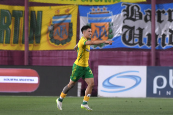 Buenos Aires, Argentina.- En las fotos tomadas el 23 de noviembre del 2023, durante el partido entre Defensa y Justicia y San Lorenzo en el estadio La Fortaleza, de Lanús en semifinales de la Copa Argentina. Defensa y Justicia venció 1-0 a San Lorenzo por lo que definirá el título y un cupo a la CONMEBOL Libertadores de 2024 con Estudiantes de La Plata, que eliminó a Boca Juniors. La final sería el miércoles 13 de diciembre.