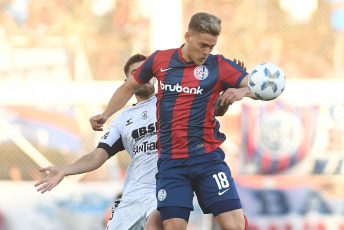 Buenos Aires, Argentina.- In the photos taken on November 27, 2023, during the match between San Lorenzo and Central Córdoba at the Nuevo Gasómetro Stadium. San Lorenzo managed to beat Central Córdoba 2-0 thanks to Jalil Elías' goal and Gastón Hernández's header and, thanks to Estudiantes de La Plata's draw against Lanús, finally ensuring their return to CONMEBOL Libertadores 2024.