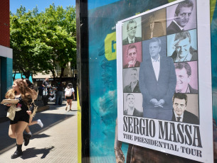 Buenos Aires, Argentina.- In the photos taken on November 10, 2023, they show the political advertising carried out within the framework of the concerts that Taylor Swift performs in Buenos Aires, Argentina. The pop figure became a major political issue ahead of the second round of the Argentine presidential elections. Some fans' posters read, "Swiftie does not vote for (Javier) Milei", "Milei is (Donald) Trump", became common slogans.