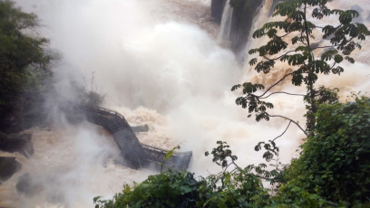 Misiones, Argentina.- In the photos taken on November 3, 2023, the Iguazú Falls located between Argentina and Brazil are shown after a historic flood, reaching a flow of 24.2 million liters per second, a record in almost a decade. , according to the Park concessionaire. The cause has to do with the El Niño meteorological phenomenon. Finally, the authorities reported that the traditional route will be reopened, at least in part, this Friday.