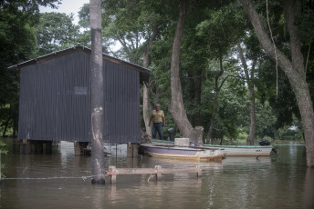 Chaco, Argentina.- En las fotos tomadas el 10 de noviembre del 2023, la crecida en el Río Paraná, afecta las zonas ribereñas de la provincia. Las crecidas en los ríos y las inundaciones de los últimos días son un producto del fenómeno natural El Niño. “Lo principal en cuanto a las inundaciones tienen que ver con el exceso de lluvias, que está claramente asociado a El Niño en el noreste argentino y sur de Brasil,” afirmó Alpio Costa, meteorólogo e investigador en el Instituto Antártico Argentino.