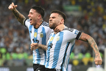 Río de Janeiro, Brasil.- En las fotos tomadas el 21 de noviembre del 2023, durante el partido entre la Selección Argentina y la de Brasil en un clásico que cerró el año de las Eliminatorias Sudamericanas, por la sexta fecha rumbo al Mundial de 2026. En medio de tensiones, la Selección Argentina logró una victoria por 1-0 en la visita a Brasil, lo que le permitió mantenerse en la cima de la tabla y provocarle la primera derrota al equipo local en esta competencia en su país.