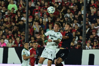 Rosario, Argentina.- In the photos taken on November 5, 2023, during the match between Sarmiento and Newell's for matchday 12 of the League Cup at the Marcelo Bielsa Stadium. Sarmiento de Junín struck the blow in Rosario and beat Newell's 1-0 with a goal from Juan Cruz Kaprof.