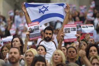 Buenos Aires- In the photo taken on November 17, 2023, students, graduates and university professors expressed their concern about the increase of anti-Semitic slogans in universities as a result of the conflict between Israel and the Palestinian Islamist movement Hamas, and gathered on the steps of the Law School of the University of Buenos Aires (UBA) where they demanded the release of more than two hundred hostages kidnapped on October 7.