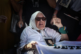 Buenos Aires, Argentina.- En las fotos tomadas el 23 de noviembre del 2023, cientos de activistas acompañaron la tradicional ronda de las Madres de Plaza de Mayo, la organización que reclama por los desaparecidos de la dictadura en Argentina (1976-83) y que denuncia el "negacionismo" del futuro gobierno de Javier Milei. Con sus característicos pañuelos blancos en la cabeza, las Madres recordaron también a la que fue su presidenta, Hebe de Bonafini, fallecida hace un año.