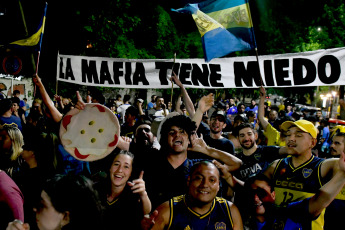 Buenos Aires, Argentina.- In the photos taken on November 28, 2023, thousands of Boca fans marched in support of Riquelme. At the request of the Macri-Ibarra duo, Justice decided to suspend the elections scheduled for this Sunday at the Boca Juniors club. The fans held a massive flag-waving in front of La Bombonera to demonstrate against the judicial intervention in the club's vote.