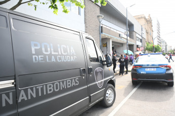 Buenos Aires, Argentina.- En las fotos tomadas el 8 de noviembre del 2023, los servicios de las líneas de ferrocarriles Roca y Sarmiento funcionan con demoras y cancelaciones debido a que se recibieron amenazas de bomba, una de ellas en la terminal de Once, informó la empresa Trenes Argentinos. La Policía de la Ciudad informó que pasadas las 7 ingresaron dos llamados telefónicos provenientes del mismo número donde advertían sobre un presunto artefacto explosivo en la estación de Once.