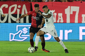 Rosario, Argentina.- In the photos taken on November 5, 2023, during the match between Sarmiento and Newell's for matchday 12 of the League Cup at the Marcelo Bielsa Stadium. Sarmiento de Junín struck the blow in Rosario and beat Newell's 1-0 with a goal from Juan Cruz Kaprof.