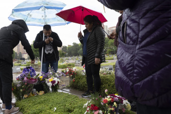 Buenos Aires, Argentina.- In the photos taken on November 2, 2023, families celebrated the Day of the Dead in the rain at the Flores cemetery in Buenos Aires, Argentina. Between calacas, altars and tours, Argentines participated in the celebration of the Day of the Dead with an offer of murals, videos and altars consecrated to the memory of their family and friends.