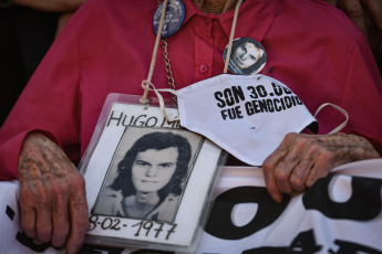 Buenos Aires, Argentina.- In the photos taken on November 23, 2023, hundreds of activists accompanied the traditional round of the Mothers of Plaza de Mayo, the organization that claims for those missing from the dictatorship in Argentina (1976-83) and that denounces the "denialism" of the future government of Javier Milei. With their characteristic white scarves on their heads, the Mothers also remembered their former president, Hebe de Bonafini, who died a year ago.