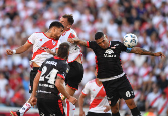 Buenos Aires, Argentina.- En las fotos tomadas el 26 de noviembre del 2023, durante el partido entre River Plate e Instituto en el estadio Libertadores de América en la primera fase de la Copa de la Liga Profesional. River, igualó sin goles frente a Instituto y quedó en segundo puesto de la Zona A.