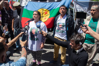 Rio Negro, Argentina.- In the photos taken on November 29, 2023, people wait for the verdict of the Federal Oral Court (TOF) of General Roca, in the trial for the murder of the young Mapuche Rafael Nahuel committed on November 25 2017, during an operation by the Albatros Group on a property in dispute between the Lafken Winkul Mapu Mapuche community and the National Parks Directorate in Villa Mascardi, Bariloche.