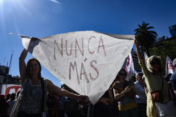 Buenos Aires, Argentina.- In the photos taken on November 23, 2023, hundreds of activists accompanied the traditional round of the Mothers of Plaza de Mayo, the organization that claims for those missing from the dictatorship in Argentina (1976-83) and that denounces the "denialism" of the future government of Javier Milei. With their characteristic white scarves on their heads, the Mothers also remembered their former president, Hebe de Bonafini, who died a year ago.