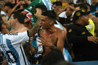 Rio de Janeiro, Brazil.- In the photos taken on November 21, 2023, Albiceleste supporters were repressed by the military police in the stands of the Maracaná stadium in Rio de Janeiro. Faced with the repression by the uniformed men, the players led by Lionel Scaloni came to defend the fans who were being punished by gendarmes. Faced with this, Lionel Messi led the Argentina team by leaving the field of play towards the locker room, which caused the World Cup qualifying match to begin with a 27-minute delay.