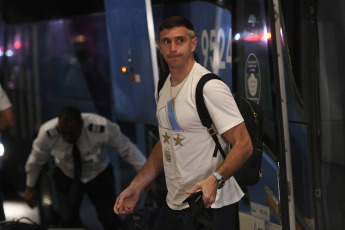 Río de Janeiro, Brasil.- En las fotos tomadas el 20 de noviembre del 2023, el equipo argentino fue recibido en Río de Janeiro por los hinchas y se prepara para el clásico por las Eliminatorias, en el Maracaná. El equipo campeón del mundo, se enfrentará a Brasil por la quinta fecha de las Eliminatorias para el Mundial 2026 que se llevará a cabo en Canadá, Estados Unidos y México.