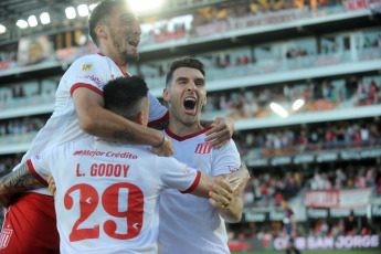 La Plata, Argentina.- En las fotos tomadas el 27 de noviembre del 2023, durante el partido entre Estudiantes y Lanús en la última fecha de la Zona B de la Copa Liga Profesional en el estadio Jorge Luis Hirschi. Estudiantes igualó por 1-1 con Lanús. Ambos finalizaron en puestos de Copa Sudamericana y el León podrá llegar a la Libertadores sólo si gana la Copa Argentina.