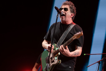 Buenos Aires, Argentina.- En las fotos tomadas el 15 de noviembre del 2023, Andrés Calamaro durante la primera de sus dos funciones en el Movistar Arena de Buenos Aires. Calamaro, ratificó que sigue portando la medalla de ser uno de los más grandes cancionistas que dio el rock argentino y uno de los más prolíficos creadores de éxitos arraigados en la memoria colectiva musical. El Salmón revisitó buena parte de su catálogo de clásicos y le rindió tributo a Diego Maradona.