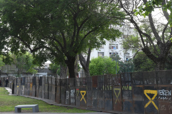 Buenos Aires, Argentina.- En las fotos tomadas el 31 de octubre del 2023, unas 600 personas resistían al intento de desalojo en Casa Santa Cruz, en el barrio porteño de Parque Patricios, donde viven 350 adultos y más de 100 niños, en medio de un megaoperativo de la Policía de la Ciudad. Las más de 100 familias llegaron a un acuerdo para postergar el desalojo ordenado por la Justicia y que se abra una mesa de trabajo durante un período máximos de seis meses, cuyo objetivo es encontrar una solución habitacional definitiva.