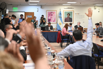 Buenos Aires, Argentina.- En las fotos tomadas el 28 de noviembre del 2023, durante la Comisión de Juicio Político para emitir dictamen en el caso de la Corte. El bloque Frente de Todos de la Cámara de Diputados consiguió dictámenes de mayoría en la comisión de juicio político para avanzar en el proceso a los cuatro jueces de la Corte Suprema de Justicia, a quienes acusan "de mal desempeño de sus funciones" en las causas por la derogación de la ley del Consejo de la Magistratura, los fallos de coparticipación y de la ley del 2x1 en favor de represores, y el manejo de la obra social del Poder Judicial.