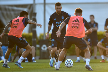 Buenos Aires, Argentina.- En las fotos tomadas el 14 de noviembre del 2023, la Selección Argentina, encabezada por Lionel Messi, durante una sesión de entrenamiento en Ezeiza, prepara la última doble fecha de Eliminatorias Sudamericanas del año, en la que enfrentará a Uruguay y Brasil. La Albiceleste, recibirá a la Celeste este jueves (16) en La Bombonera y visitará a Brasil el próximo martes en el Maracaná.