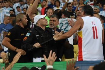 Río de Janeiro, Brasil.- En las fotos tomadas el 21 de noviembre del 2023, simpatizantes de la Albiceleste fueron reprimidos por la policía militar en la tribuna del estadio Maracaná en Río de Janeiro. Ante la represión por parte de los uniformados, los jugadores dirigidos por Lionel Scaloni se acercaron a defender a los hinchas que estaban siendo castigados por gendarmes. Frente a esto, Lionel Messi lideró a la selección de Argentina al retirarse del campo de juego rumbo al vestuario, lo que provocó que el partido por las eliminatorias de la Copa Mundial comenzara con un retraso de 27 minutos.