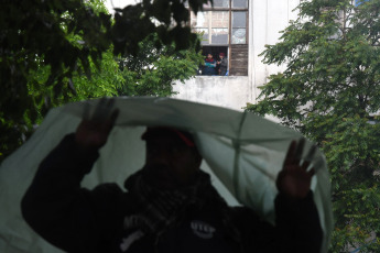 Buenos Aires, Argentina.- En las fotos tomadas el 31 de octubre del 2023, unas 600 personas resistían al intento de desalojo en Casa Santa Cruz, en el barrio porteño de Parque Patricios, donde viven 350 adultos y más de 100 niños, en medio de un megaoperativo de la Policía de la Ciudad. Las más de 100 familias llegaron a un acuerdo para postergar el desalojo ordenado por la Justicia y que se abra una mesa de trabajo durante un período máximos de seis meses, cuyo objetivo es encontrar una solución habitacional definitiva.