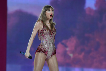 Buenos Aires - In photos from November 9, 2023, Taylor Swift today opened the first of three sold-out shows scheduled in the country at River Plate's Monumental stadium.