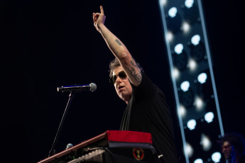 Buenos Aires, Argentina.- En las fotos tomadas el 15 de noviembre del 2023, Andrés Calamaro durante la primera de sus dos funciones en el Movistar Arena de Buenos Aires. Calamaro, ratificó que sigue portando la medalla de ser uno de los más grandes cancionistas que dio el rock argentino y uno de los más prolíficos creadores de éxitos arraigados en la memoria colectiva musical. El Salmón revisitó buena parte de su catálogo de clásicos y le rindió tributo a Diego Maradona.