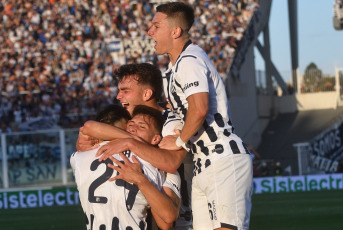 Córdoba, Argentina.- In the photos taken on November 26, 2023, during the match between Talleres and Independiente at the Mario Alberto Kempes Stadium. Independiente beat Córdoba 3-2, which allowed them to qualify for the quarterfinals of the League Cup as the leader of Zone A.