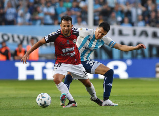 Buenos Aires, Argentina.- In the photos taken on November 5, 2023, during the match between Racing Club and Central Córdoba of Santiago del Estero, on date 12 of the Professional League Cup at the Presidente Perón Stadium. Racing drew 1-1 in Avellaneda with Central Córdoba from Santiago del Estero. The match featured goals from Roger Martínez and Mateo Sanabria.