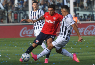 Córdoba, Argentina.- In the photos taken on November 26, 2023, during the match between Talleres and Independiente at the Mario Alberto Kempes Stadium. Independiente beat Córdoba 3-2, which allowed them to qualify for the quarterfinals of the League Cup as the leader of Zone A.