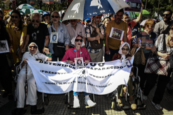 Buenos Aires, Argentina.- In the photos taken on November 23, 2023, hundreds of activists accompanied the traditional round of the Mothers of Plaza de Mayo, the organization that claims for those missing from the dictatorship in Argentina (1976-83) and that denounces the "denialism" of the future government of Javier Milei. With their characteristic white scarves on their heads, the Mothers also remembered their former president, Hebe de Bonafini, who died a year ago.