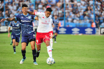 Tucumán, Argentina.- En las fotos tomadas el 27 de noviembre del 2023, durante el partido entre Huracán y Atlético Tucumán en el Monumental José Fierro En medio de la definición de la Zona A de la Copa LPF, Huracán consiguió un triunfo que quedará en su historia, venciendo 2-0 a Atlético Tucumán y avanzando a los cuartos de final como primero.