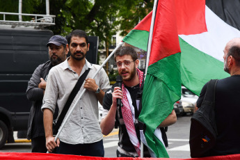 Buenos Aires, Argentina.- En las fotos tomadas el 29 de noviembre del 2023, argentinos participan de un banderazo en apoyo a Palestina en la Cancillería de Buenos Aires, para visibilizar lo que está pasando en la Franja de Gaza y además conmemorar el Día Internacional de Solidaridad con el Pueblo de Palestina.