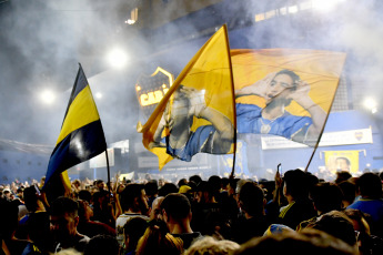 Buenos Aires, Argentina.- In the photos taken on November 28, 2023, thousands of Boca fans marched in support of Riquelme. At the request of the Macri-Ibarra duo, Justice decided to suspend the elections scheduled for this Sunday at the Boca Juniors club. The fans held a massive flag-waving in front of La Bombonera to demonstrate against the judicial intervention in the club's vote.