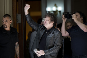 Buenos Aires.- En la foto tomada el 19 de noviembre de 2023, el candidato a presidente por La Libertad Avanza (LLA), Javier Milei, emitió este mediodía su voto, se mostró satisfecho por el trabajo realizado por su fuerza "a pesar de la campaña del miedo" y estimó que "es el momento de que hable la gente".