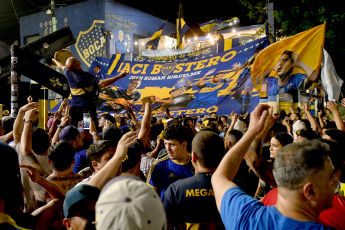 Buenos Aires, Argentina.- In the photos taken on November 28, 2023, thousands of Boca fans marched in support of Riquelme. At the request of the Macri-Ibarra duo, Justice decided to suspend the elections scheduled for this Sunday at the Boca Juniors club. The fans held a massive flag-waving in front of La Bombonera to demonstrate against the judicial intervention in the club's vote.