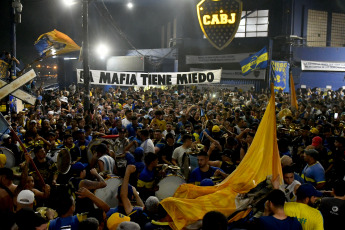 Buenos Aires, Argentina.- In the photos taken on November 28, 2023, thousands of Boca fans marched in support of Riquelme. At the request of the Macri-Ibarra duo, Justice decided to suspend the elections scheduled for this Sunday at the Boca Juniors club. The fans held a massive flag-waving in front of La Bombonera to demonstrate against the judicial intervention in the club's vote.