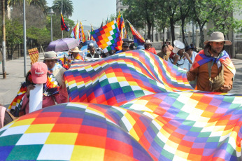 Jujuy, Argentina.- En las fotos tomadas el 8 de noviembre del 2023, el Malón de la Paz marchó en Jujuy para exigir el cese de la judicialización de los que luchan y pidieron a los diputados que se abstengan de tratar leyes vinculadas a la reforma parcial, acompañados en su reclamos por dirigentes gremiales.