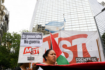 Buenos Aires, Argentina.- En las fotos tomadas el 29 de noviembre del 2023, argentinos participan de un banderazo en apoyo a Palestina en la Cancillería de Buenos Aires, para visibilizar lo que está pasando en la Franja de Gaza y además conmemorar el Día Internacional de Solidaridad con el Pueblo de Palestina.